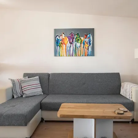 Apartman Central, Cozy, 15 Min Walk To The Beach, Fast Wi-fi, Free Parking, 4ppl *