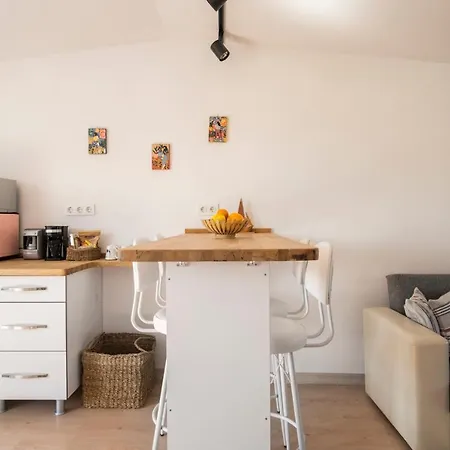 Apartman Central, Cozy, 15 Min Walk To The Beach, Fast Wi-fi, Free Parking, 4ppl Bodrum