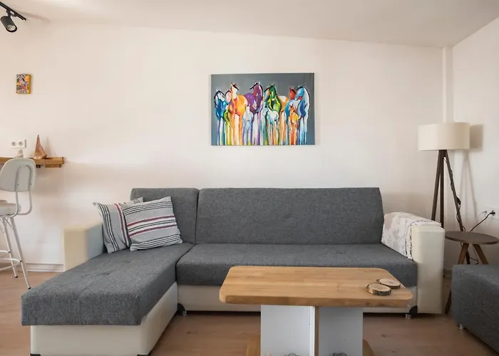Apartamento Central, Cozy, 15 Min Walk To The Beach, Fast Wi-fi, Free Parking, 4ppl *