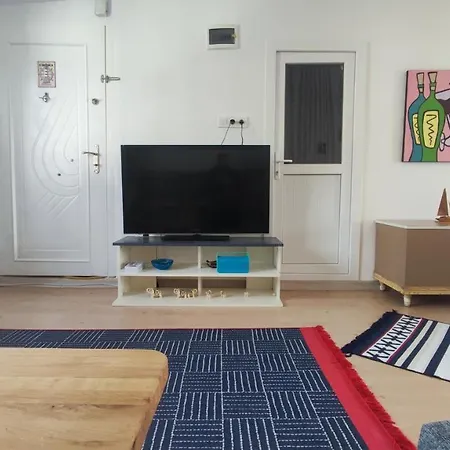 Central, Cozy, 15 Min Walk To The Beach, Fast Wi-fi, Free Parking, 4ppl Apartment
