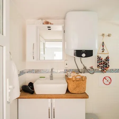 Apartment Central, Cozy, 15 Min Walk To The Beach, Fast Wi-fi, Free Parking, 4ppl