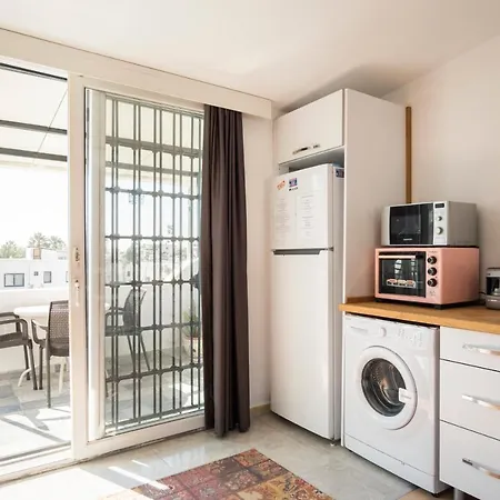 Apartment Central, Cozy, 15 Min Walk To The Beach, Fast Wi-fi, Free Parking, 4ppl