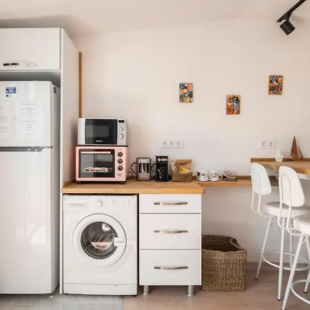 Apartment Central, Cozy, 15 Min Walk To The Beach, Fast Wi-fi, Free Parking, 4ppl