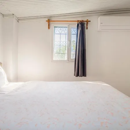 Apartment Central, Cozy, 15 Min Walk To The Beach, Fast Wi-fi, Free Parking, 4ppl