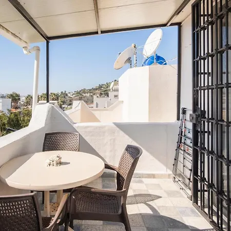 Central, Cozy, 15 Min Walk To The Beach, Fast Wi-fi, Free Parking, 4ppl *