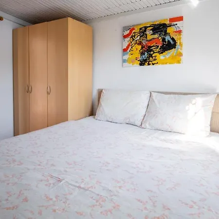 Apartment Central, Cozy, 15 Min Walk To The Beach, Fast Wi-fi, Free Parking, 4ppl