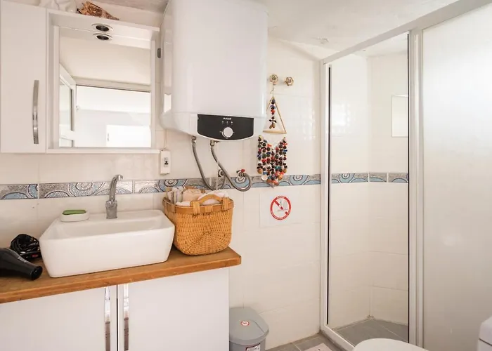 Central, Cozy, 15 Min Walk To The Beach, Fast Wi-fi, Free Parking, 4ppl * Αλικαρνασσός