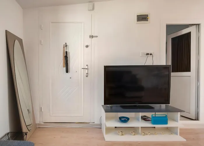 Central, Cozy, 15 Min Walk To The Beach, Fast Wi-fi, Free Parking, 4ppl Αλικαρνασσός