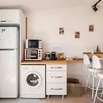 Apartamento Central, Cozy, 15 Min Walk To The Beach, Fast Wi-fi, Free Parking, 4ppl